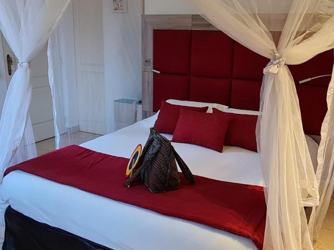 Le Souimanga Bleu Saly Bed and Breakfast Exterior foto